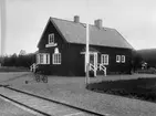 Hållplats anlagd 1928. Envånings stationshus i trä sammanbyggt med godsmagasinet