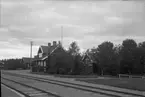Station anlagd 1912. En- och enhalvvånings stationshus i trä. 1948 moderniserades expeditionslokalerna, väntsal och bostad.