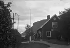 Stationen
Trafikplats anlagd 1902, och 1904 utökad med en bostadslägenhet. Envånings stationshus i trä. Moderniserat 1941