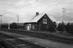 Hållplats anlagd 1902. Envånings stationsbyggnad i trä