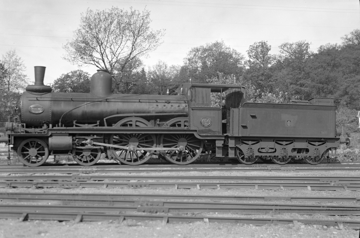 Ånglok Cc 404, tender litt C nr 404.
Tillv. nr. NH 323.
Ångloket är aldrig ombyggt, men ommålat med senare färger 1987.