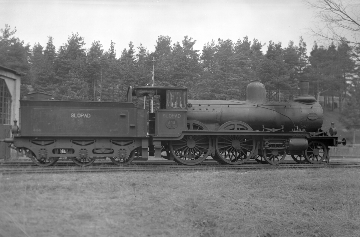 Ånglok Cc 404, tender litt C nr 404.
Tillv. nr. NH 323.
Ångloket är aldrig ombyggt, men ommålat med senare färger 1987.