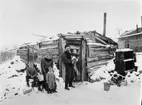 Kirunas förstfödde medborgare, Kiruna Söderberg på faderns arm. Föräldrarna hette Ingeborg och Anders Söderberg. De tre andra barnen het Nestor, Klara och Paulus.