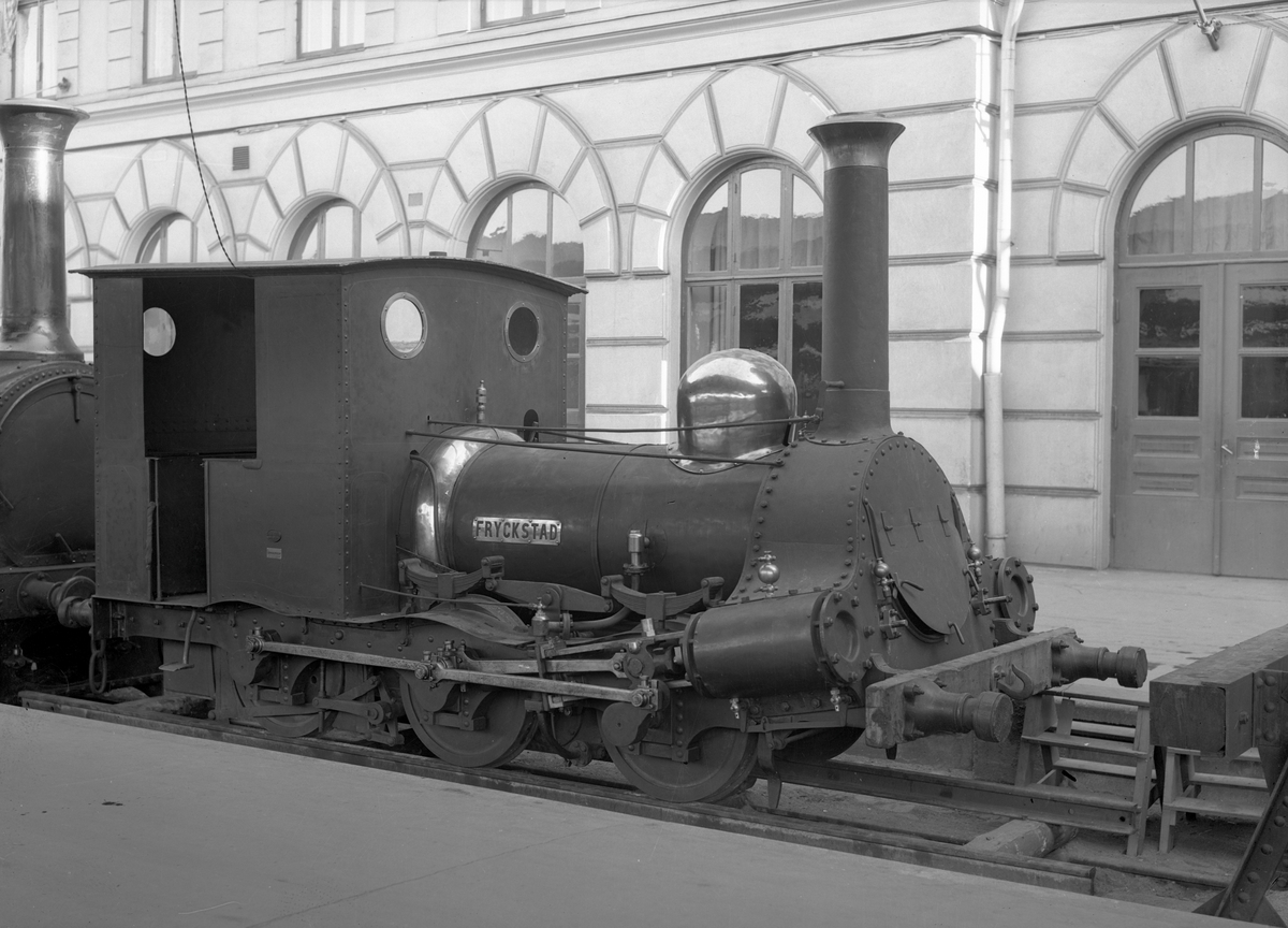 Ånglok, "Fryckstad", spårvidd 1101 mm (1099 mm enligt Katalog över Statens Järnvägars avdelning å Baltiska utställningen i Malmö 1914). Cylinderdiameter 230 mm. Slagets längd 395 mm. Sidoramar utanför hjulen bestående av plåtskodda ekplankor (Katalog över Statens Järnvägars avdelning å Baltiska utställningen i Malmö 1914).