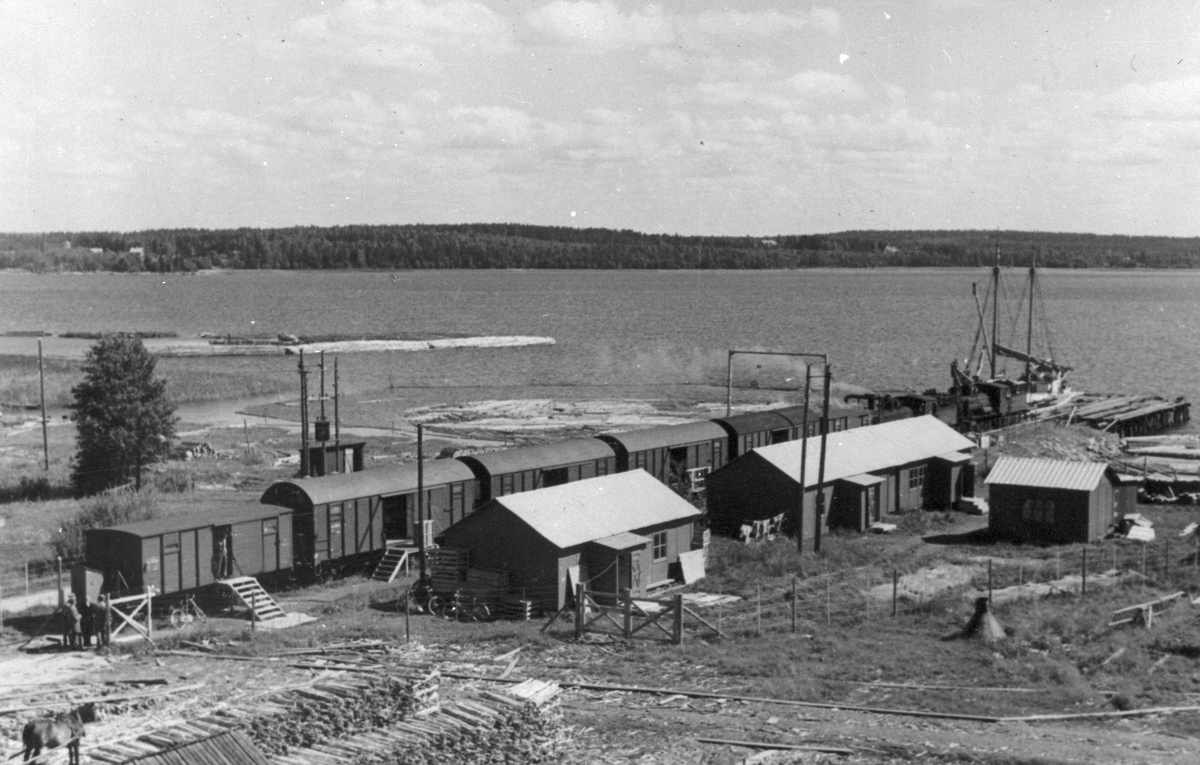 Arméns mobila tvätteri. Installerat i järnvägsvagnar.



Längst ut på brygga står två C-lok för att försörja tvätteriet med värme.