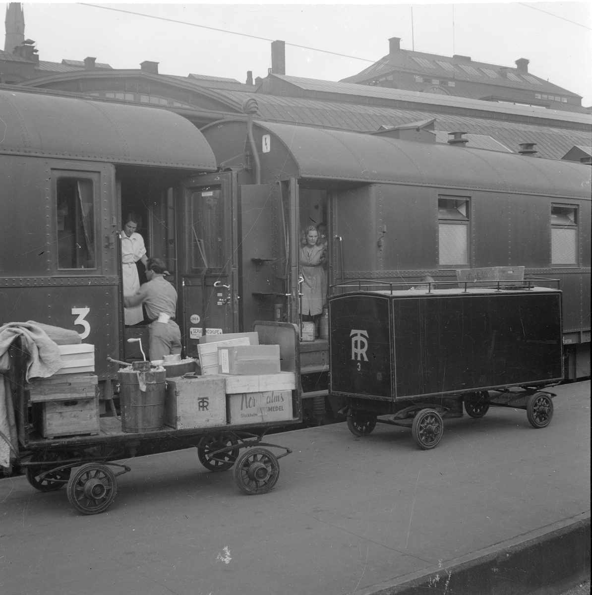 Trafikrestauranger, TR fyller på förråden i restaurang- och cafévagn.