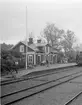 Skultuna station anlagd 1876. Vid sidan om stationshuset står en personbil med gengasaggregat.