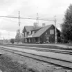 Koskullskulle station. Del av bangården. Kontaktledningsbryggor. Bansignaltavla.