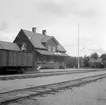 Ådalsliden station. Station anlagd 1923. 1945 moderniserades expeditions- och väntsalslokalerna, samt tillbyggdes godsmagasinet.