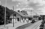 Station på Karlshamn - Vislanda - Bolmens Järnväg, KVBJ. Trafikplats anlagd 1874. Stationen öppnad för trafik 4 oktober 1878. En-och enhalvvånings putsat stationshus. Expeditionslokalerna och väntsalen renoverade 1941