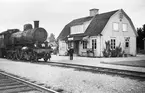 Enånger station. Trafikplats anlagd 1926. En- och enhalvvånings stationshus i trä. Mekanisk växelförregling. 
SJ A 1007. Ånglok, tillverkad av Motala 1907, ombyggd 1930 till SJ A2 107.