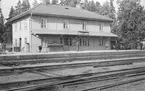 Horndal station oppnad för trafik 1875. Stationshus är byggt enligt Hällnäsmodellen. Ett panelklätt tvåvåningshus med enkla trädekorationer. Mekanisk växelförregling.