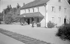 Ljusne station öppnades för trafiken 1923. Tvåvånings stationshus i trä. Mekanisk växelförregling