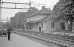 Ockelbo station. Trafikplatsen öppnades 1874. Tvåvånings stationshus i trä. Huset ombyggnads några gånger. 1946 moderniserades expeditionslokalerna. Mekanisk växelförregling.