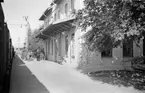 Torsåker station öppnad för trafik 1875. Tvåvånings stationshus i sten. Moderniserat 1943. Mekanisk växelförregling. I utkanten av  bilden syns  KONSUM paketcykel.