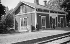 Åbyggeby hållplats anlagd 1883. Envånings stationshus i trä.
Kvinnlig platsvakt .