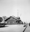 Hedesunda station. Det var SGGJ som byggde och öppnade Sala-Gysinge-Gävle järnvägen 1901. Den övergick till SJ 1937. Banan lades ner 1963.