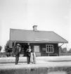 Jungabo, en liten hållplats . Det var SGGJ som byggde och öppnade Sala-Gysinge-Gävle järnvägen 1901. Den övergick till SJ 1937. Banan lades ner 1963.  Centrallås för ljussignaler. Järnväg med bommar.