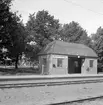 Smalspårbangårdens hållplats. Smalspårig järnväg med 891 mm spårvidd från Fornåsa till Motala, öppnad 1915. Normalspårets station skymtar i bakgrunden.