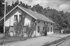 Fröslida station. En och en halv vånings stationshus, putsad. Mekanisk växelförregling. Trafikplatsen öppnades 1877. Stationen avbemannades 1968 och stationshuset revs 1972. Hållplatsen finns kvar.