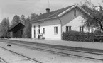 Lillsjödals station daterar från 1873. Envåningshus byggdes till och putsades 1930.  Mekanisk växelförregling. Trafikplatsen övergick 1946 till SJ.