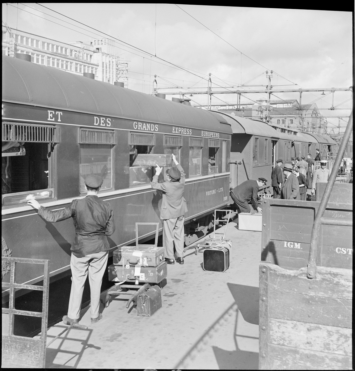 Vagn med text Wagons lits et des grands express europeens.
Resande med Nordexpressen.
Bilden är tagen på Stockholm C, Centralsaluhallen skymtar i bakgrunden.