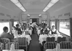 Statens Järnvägar, SJ Ro3. Restaurangvagn med inredningen. Servering av middagen.