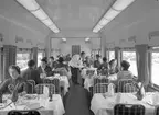 Statens Järnvägar, SJ Ro3. Restaurangvagn med inredningen. Servering av middagen.