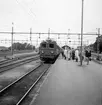 Ellok SJ F 628 och resande på Nässjö station.