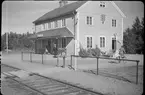 Sandarne station. Station anlagd 1923. Till SJ 1933. Elektrisk drift 1953-03-23.