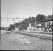 Kungsängen station. Elektrifierad 1946. På högra spåret syns en Hilding Carlsson rälsbuss, troligen en SJ Yo eller Yo1. På vänstra spåret står ett tågset med personvagnar, bl a en SJ Co6 eller Co6b. En cykeldressin syns till vänster om spåret.