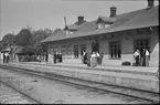 Ryd järnvägsstation. Till vänster i bild syns ett filmteam från SJ som 1943 filmade KVBJ-stationerna i samband med förstatligandet av linjen.