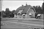 Glimåkra järnvägsstation. Gengasutrustad personbil skymtas bakom kiosken till höger.