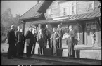 Delegation från SJ vid Hundsjö station, i samband med evakueringen av finska flyktingar 1944.