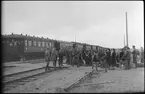 Flyktingar från Finland i Haparanda hösten 1944. I väntan på att stiga ombord på svenskt anslutningståg.