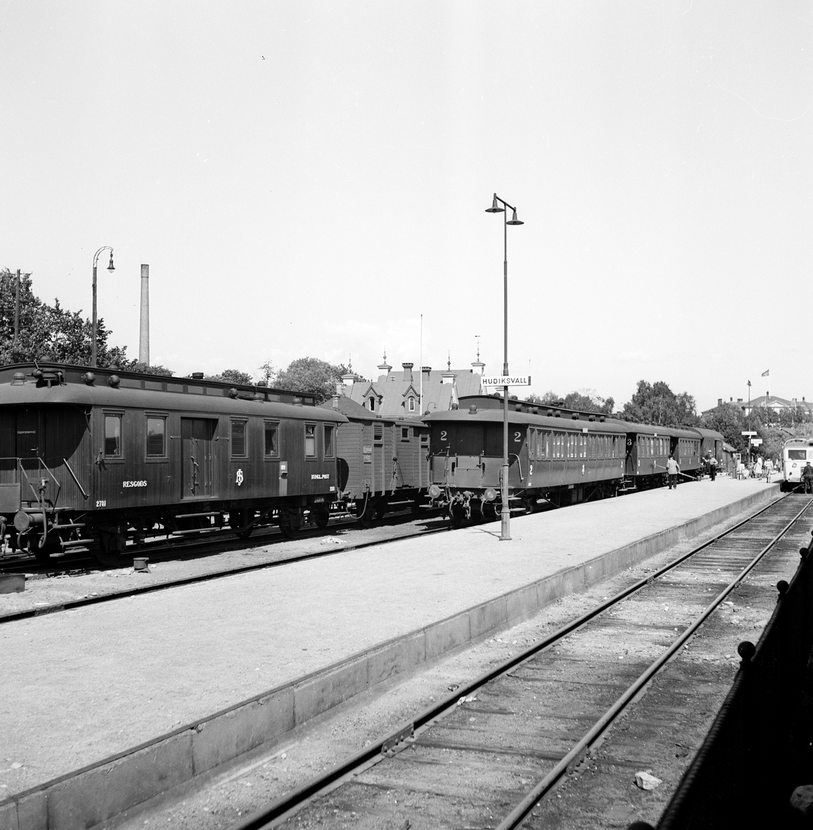 På spåren syns bl a en kombinerad resgods/postvagn Statens Järnvägar, SJ DF5 2781, resgodsvagn SJ F1 25478, en äldre personvagn, BCo5c, med lanternintak, 2 stycken C3d samt en stålvagn F5.
På "Ljusdalsspåret" längst till höger, en Hilding Carlsson rälsbuss.
TT