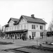 Bastuträsk järnvägsstation.
Skylt: Övergång.
Skylt: Skyddsrum.