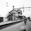Hällnäs järnvägsstation. Militärnärvaron gör det troligt att bilden är tagen under krigstid. Luftbevakningstorn uppe på stationshuset tak.