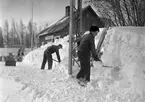 Snöskottning vid Björkliden järnvägsstation.