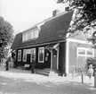 Resenärer på Skruvs station som är anlagd 1874. Stationshuset nybyggdes efter en brand 1927.