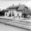 Reparation av plattformen. Stationshus i två våningar i sten, renoverad på 1930-talet.