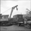 Ålderdomlig lyftkran lyfter SLAB flyttlåda,  så kallad Lift.