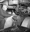 Lokreparatör vid diesellok.