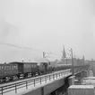 Statens Järnvägar SJ 1856-1956. 100-årsjubileum.  Tåg med gamla lok och vagnar på Södra Järnvägsbron på sträckan mellan  Mälarstrand och Riddarholmen.