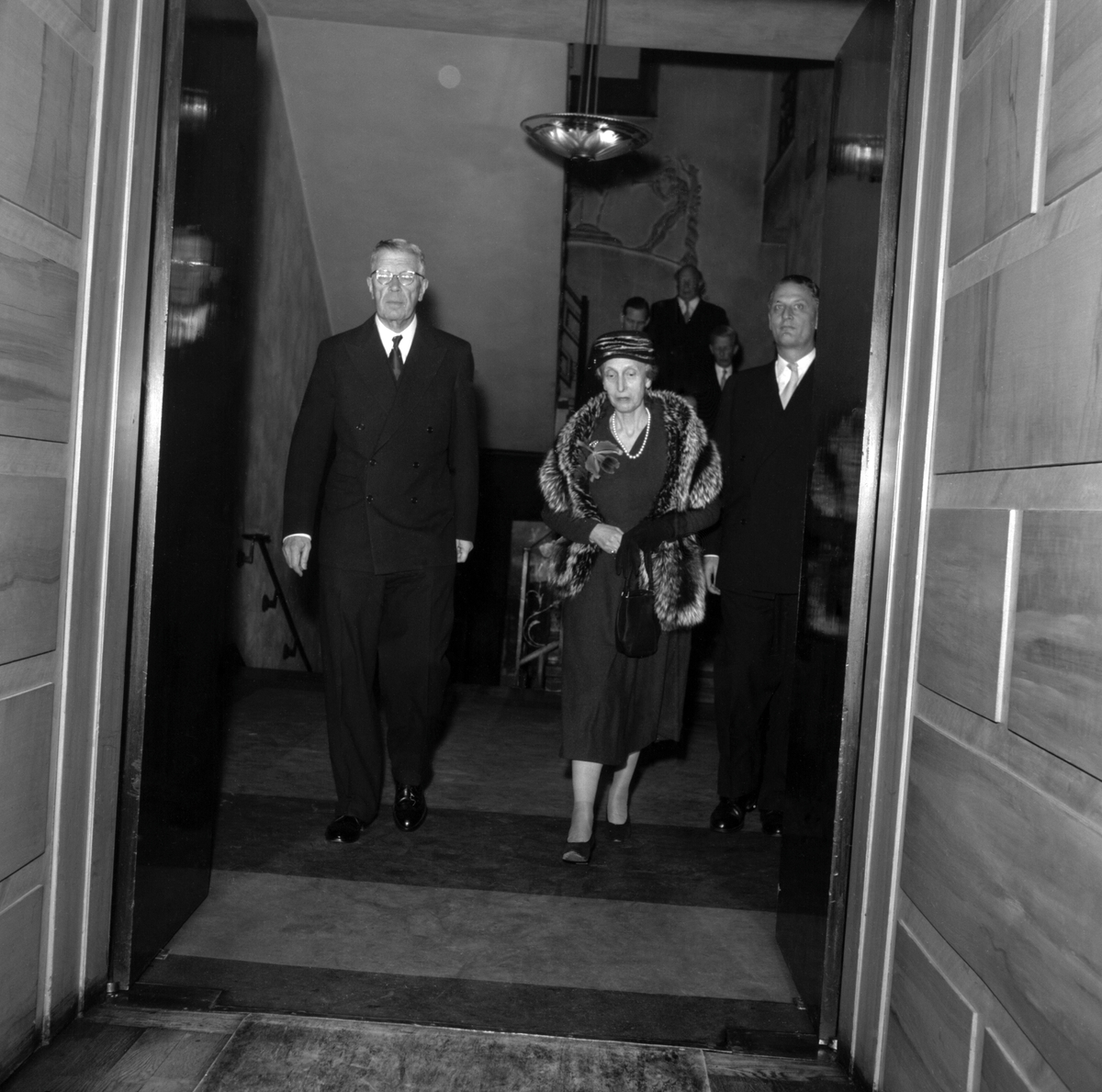 Jubileums avslutning. Kung Gustaf VI Adolf och Drottning Louise lämnar Konserthuset.