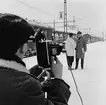 Ånge station. Intervju om fjärrblockeringen. Tåg mot Krylbo och Stockholm Central med avgång 14,10 växlas möjligrn fram i bakgrunden.