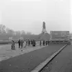 Sowjetisches Ehrenmal Treptower Park, minnesmärke över de soldater från Röda Armén som stupade under striderna i Berlin april-maj 1945. Bilden tagen i samband med Statens Järnvägar, SJ Lucias besök i Berlin 1958