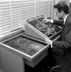 Programmering av IBM-maskin vid Stockholm centralstation.