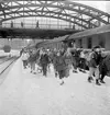 Fjällresa, skolungdom, påstigning under Kungsgatsbron. Norra Bantorgets stationshus i bakgrunden.