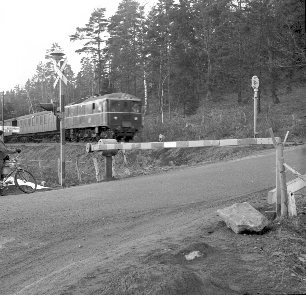 Stockholm - Nynäs Järnväg, SNJ XBFo5 Motorlok 10 passerar järnvägsövergången Fagersjövägen.